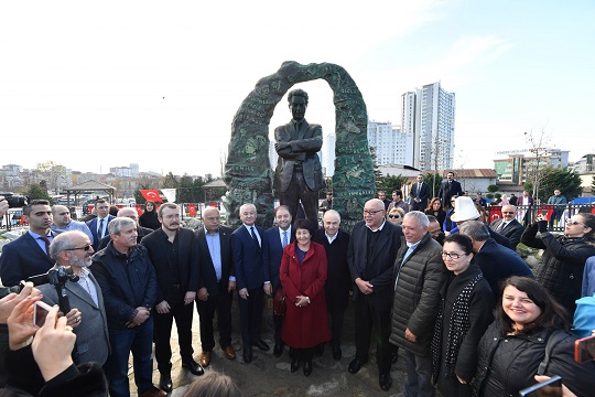 Cengiz Aytmatov heykeli Maltepe'de açıldı! 1