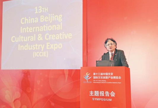 Bedri Baykam, Çin Uluslararası Kültürel ve Yaratıcı Endüstriler Fuarı’nda konuştu.
