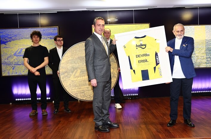 Fenerbahçe Ruhu Sanatla Ölümsüzleşiyor: Devrim Erbil X Fenerbahçe Koleksiyonu
