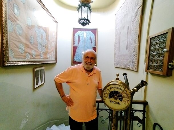 Atilla Ekşinozlugil: 'Koleksiyonumdaki Eserlerle Bütünleşiyorum'