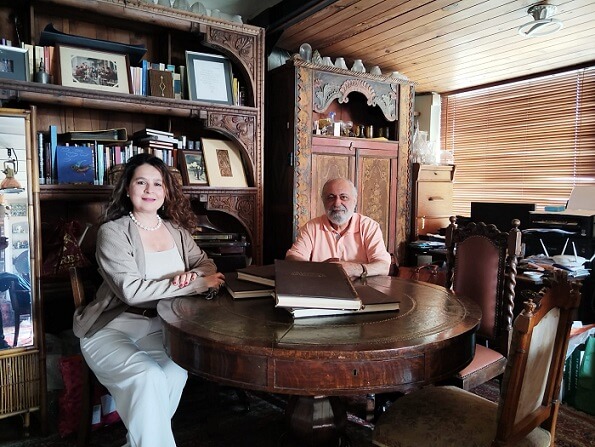 Atilla Ekşinozlugil: 'Koleksiyonumdaki Eserlerle Bütünleşiyorum'