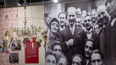 Tarihe ve Sanata Yolculuk: “Bir Neslin Yükselişi” Sergisi Ziyaretçilerini Bekliyor